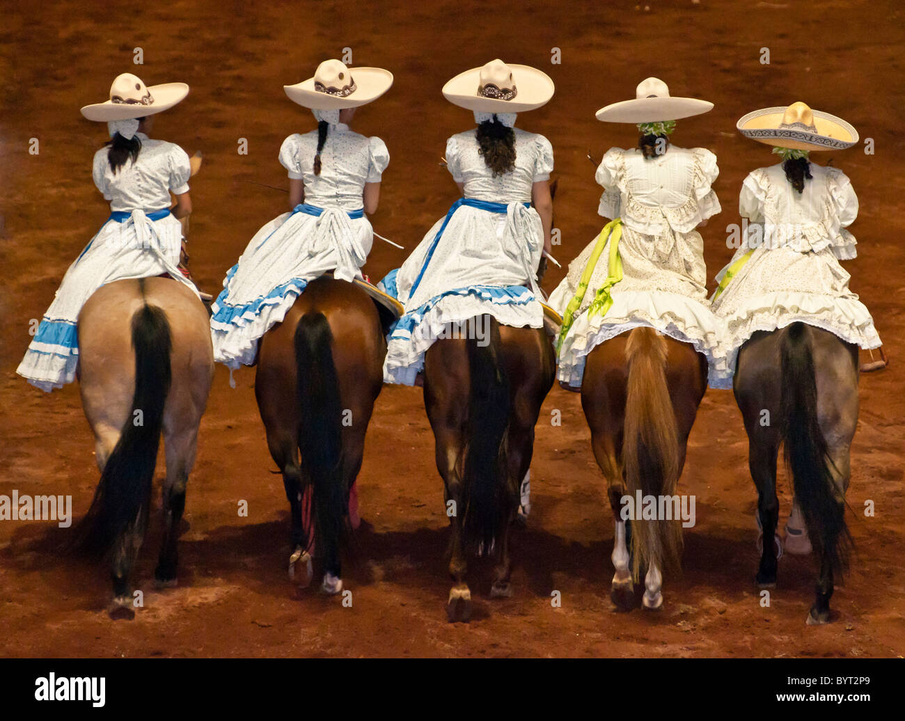Frauen Reiter tragen traditionelle escaramuza charra Kostüme in Lienzo Charro charreada zeigen, Guadalajara, Mexiko. Stockfoto