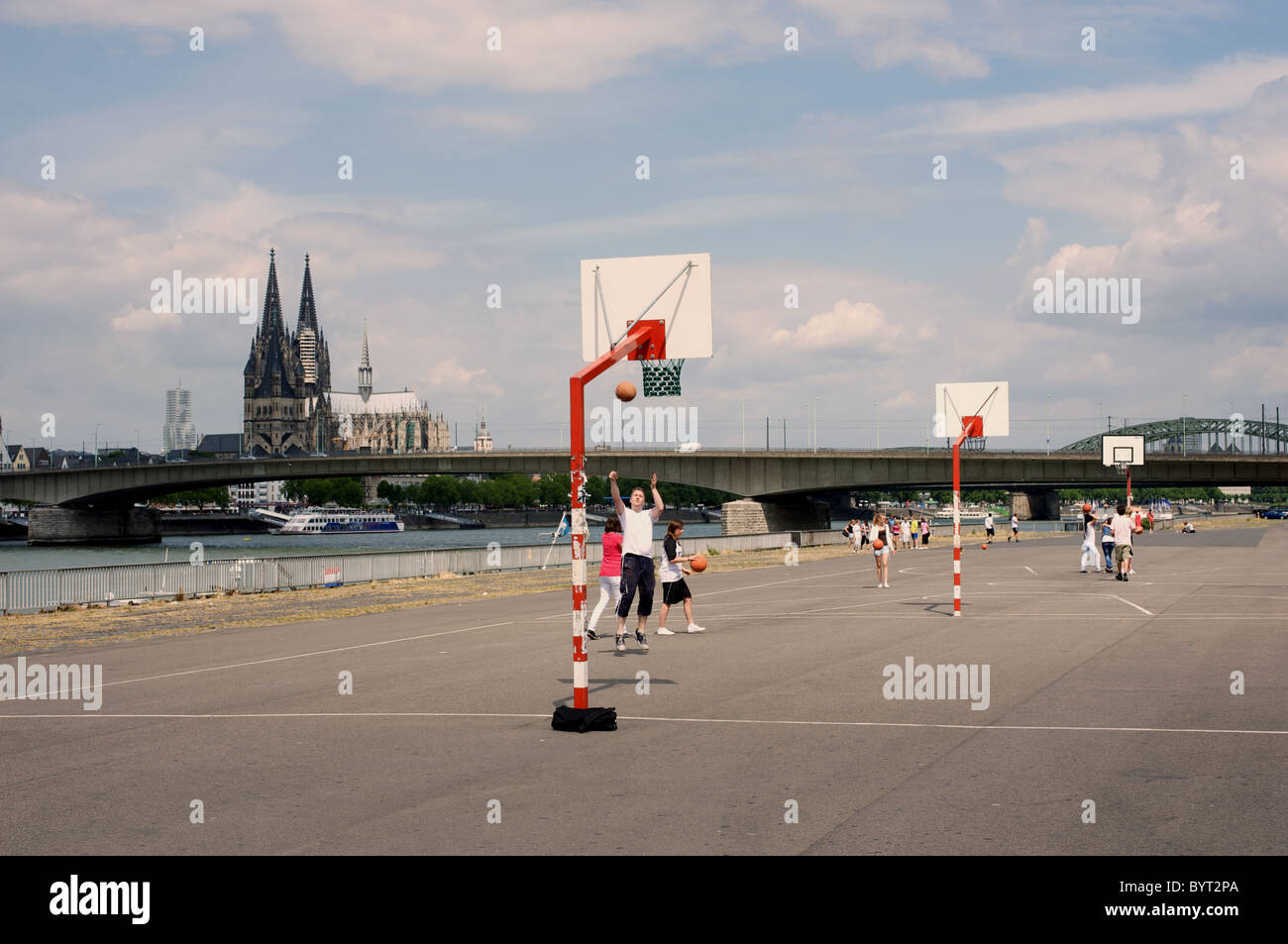 Schüler Basketball spielen neben dem Rhein, Köln, Deutschland. Stockfoto