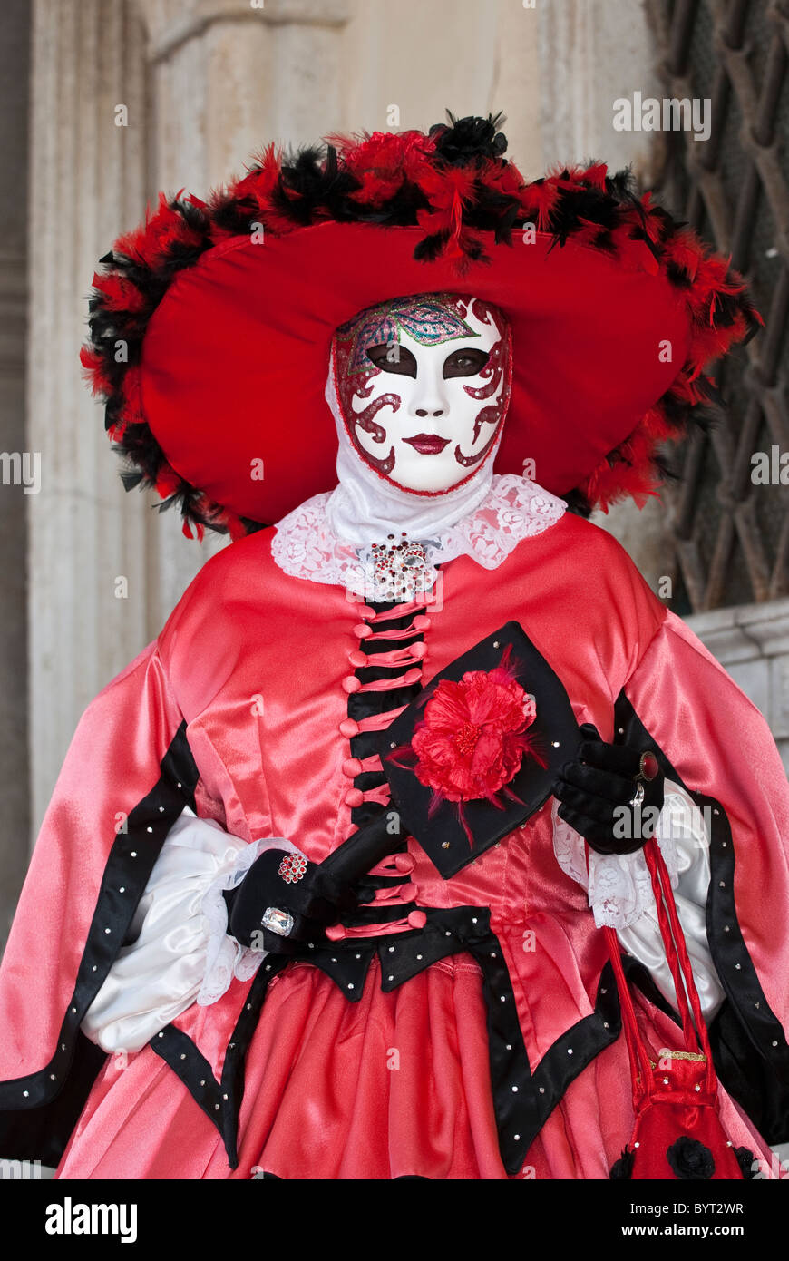 Einzelne venezianische Maske während des Karnevals in rote Verkleidung mit  Hut Stockfotografie - Alamy