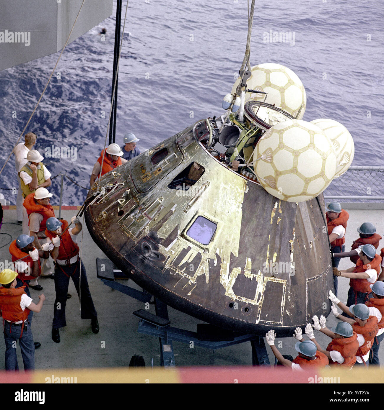 Das Raumschiff Apollo 13 Monitorbox wird auf das Schiff der Erholung nach der Wasserung hochgezogen. Stockfoto