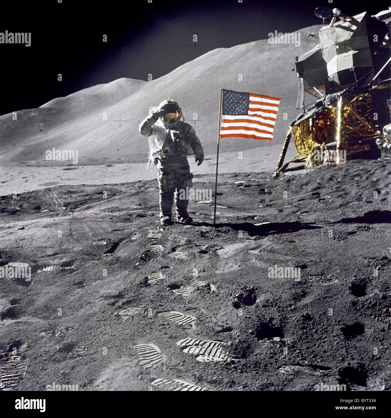 Astronaut David salutiert stehen neben der US-Flagge während der Apollo 15-Mission. Stockfoto