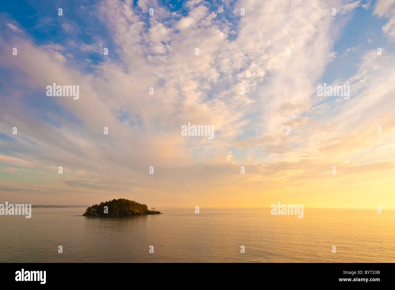 Deception Island aus Rosario Head, Deception Pass State Park, Fidalgo Island, Washington. Stockfoto