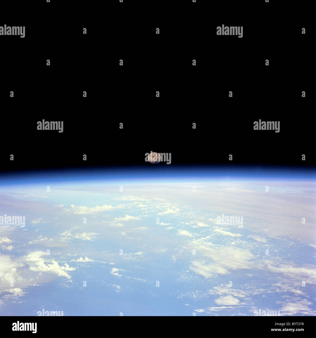 Mond über die Erde gesetzt. Stockfoto