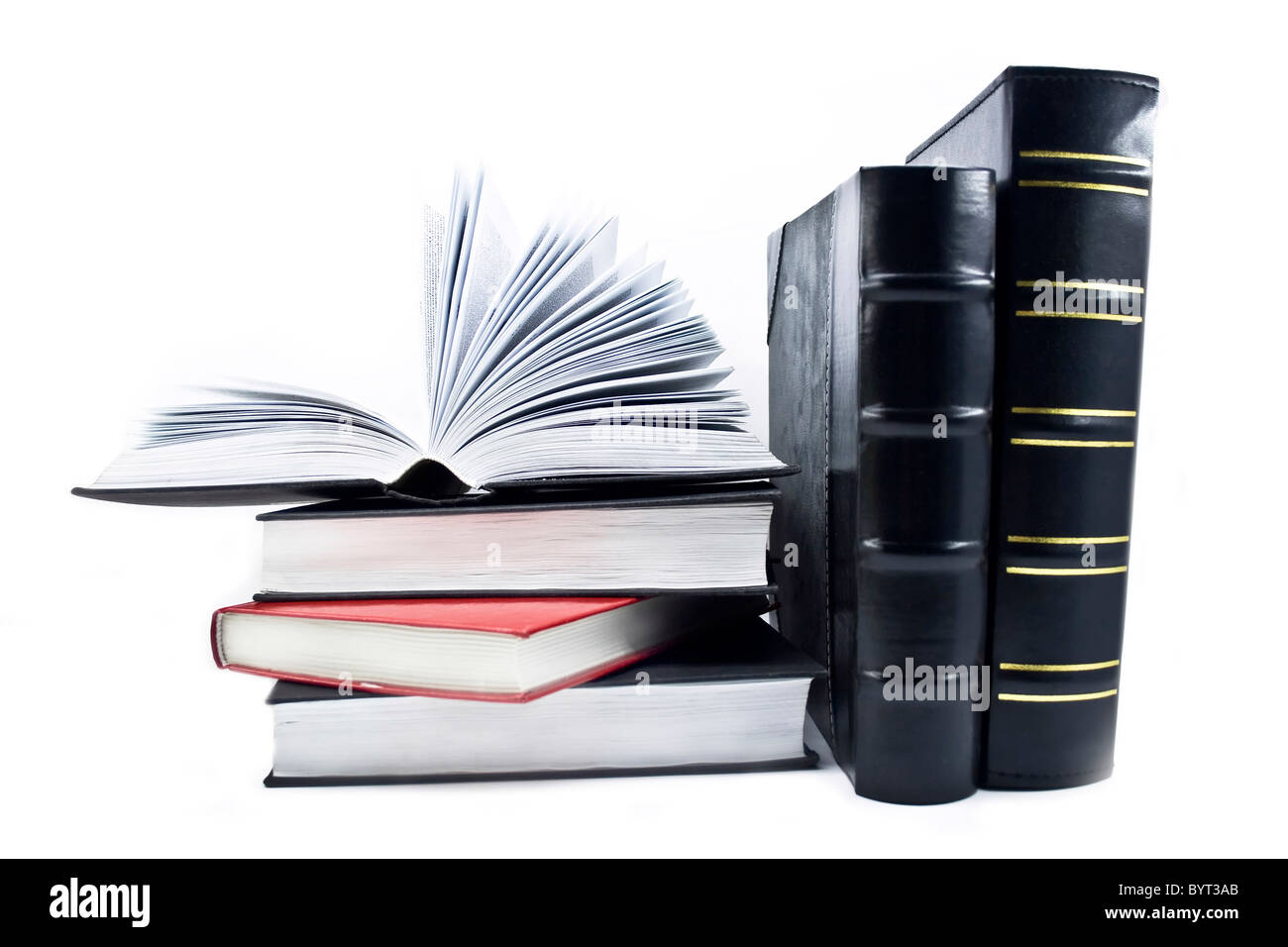 Bücher, die auf einem weißen Hintergrund isoliert Stockfoto