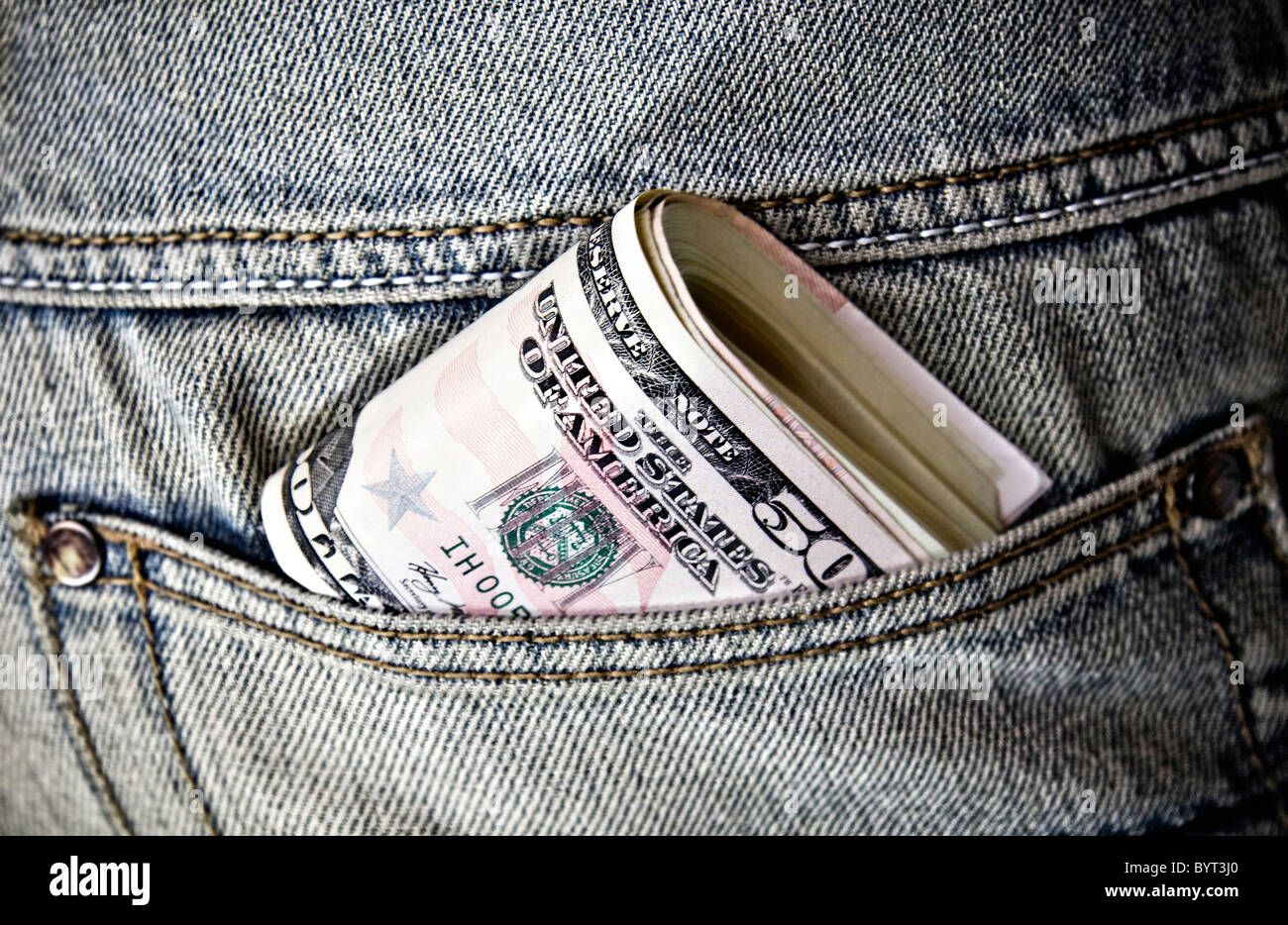 USA 50 Dollar in der Tasche jeans Stockfoto