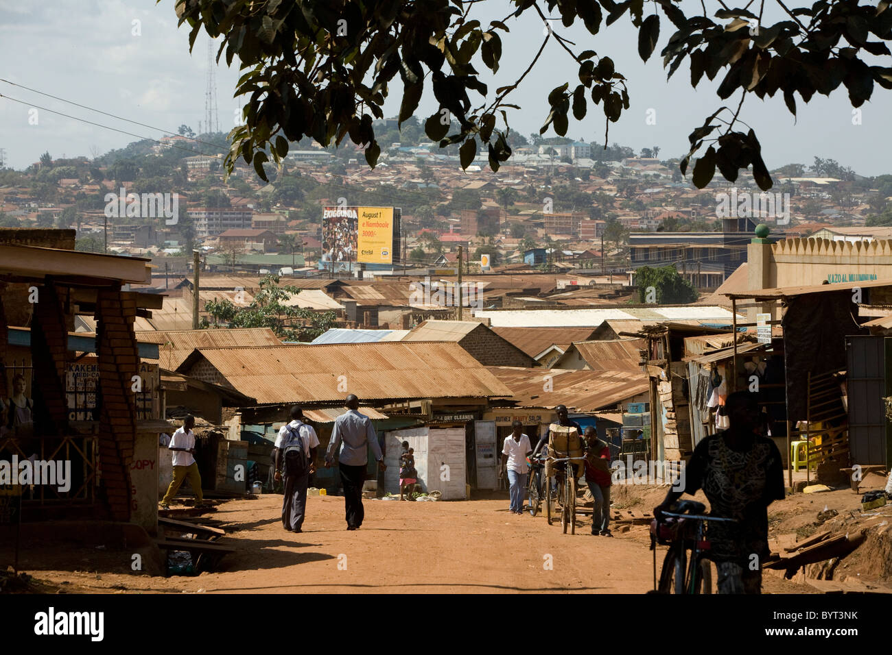 Fußgänger lagen die Straßen von Kampala, Uganda, Ostafrika. Stockfoto