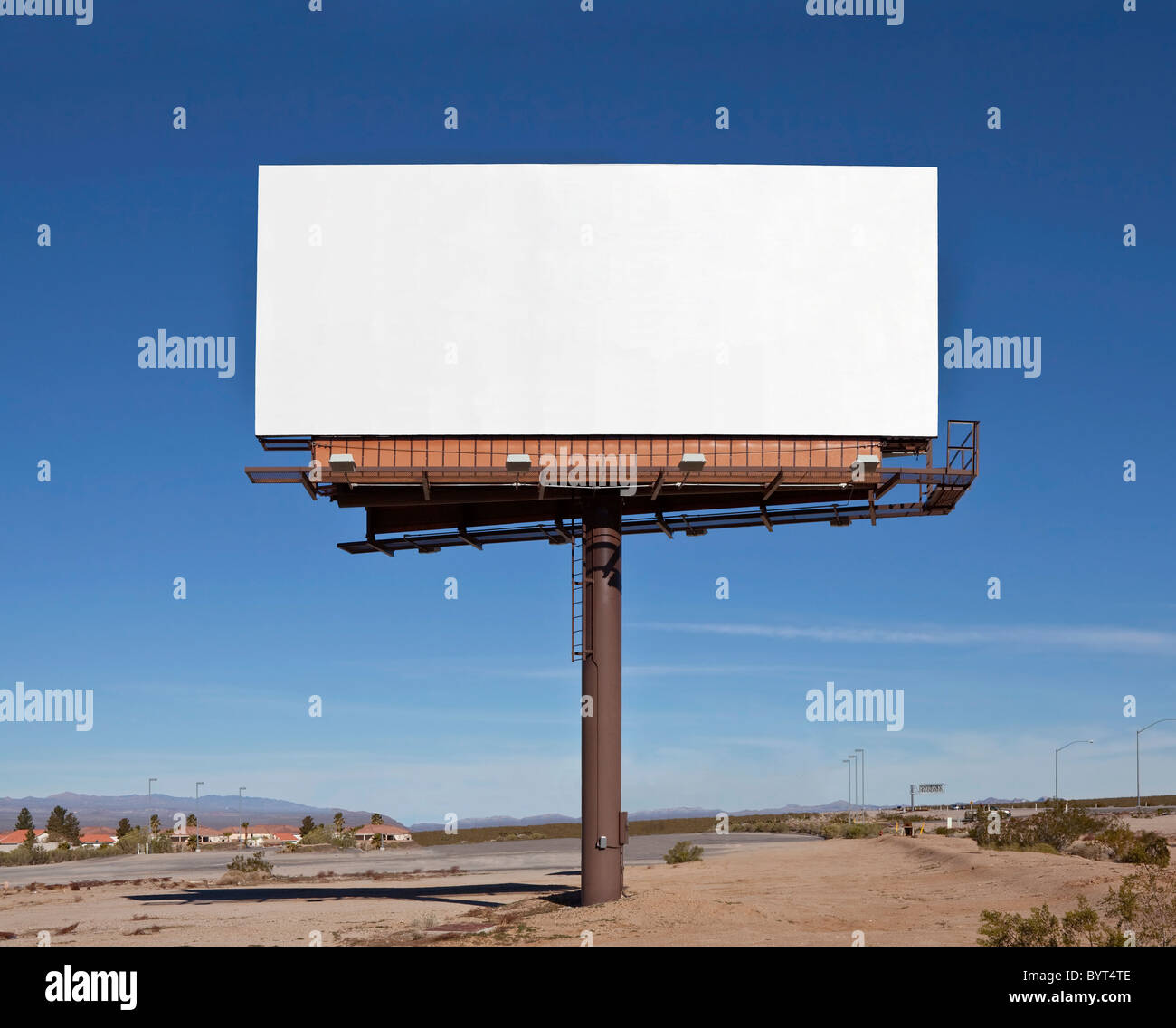 Große leere Plakatwand mitten in der Mojave-Wüste. Stockfoto