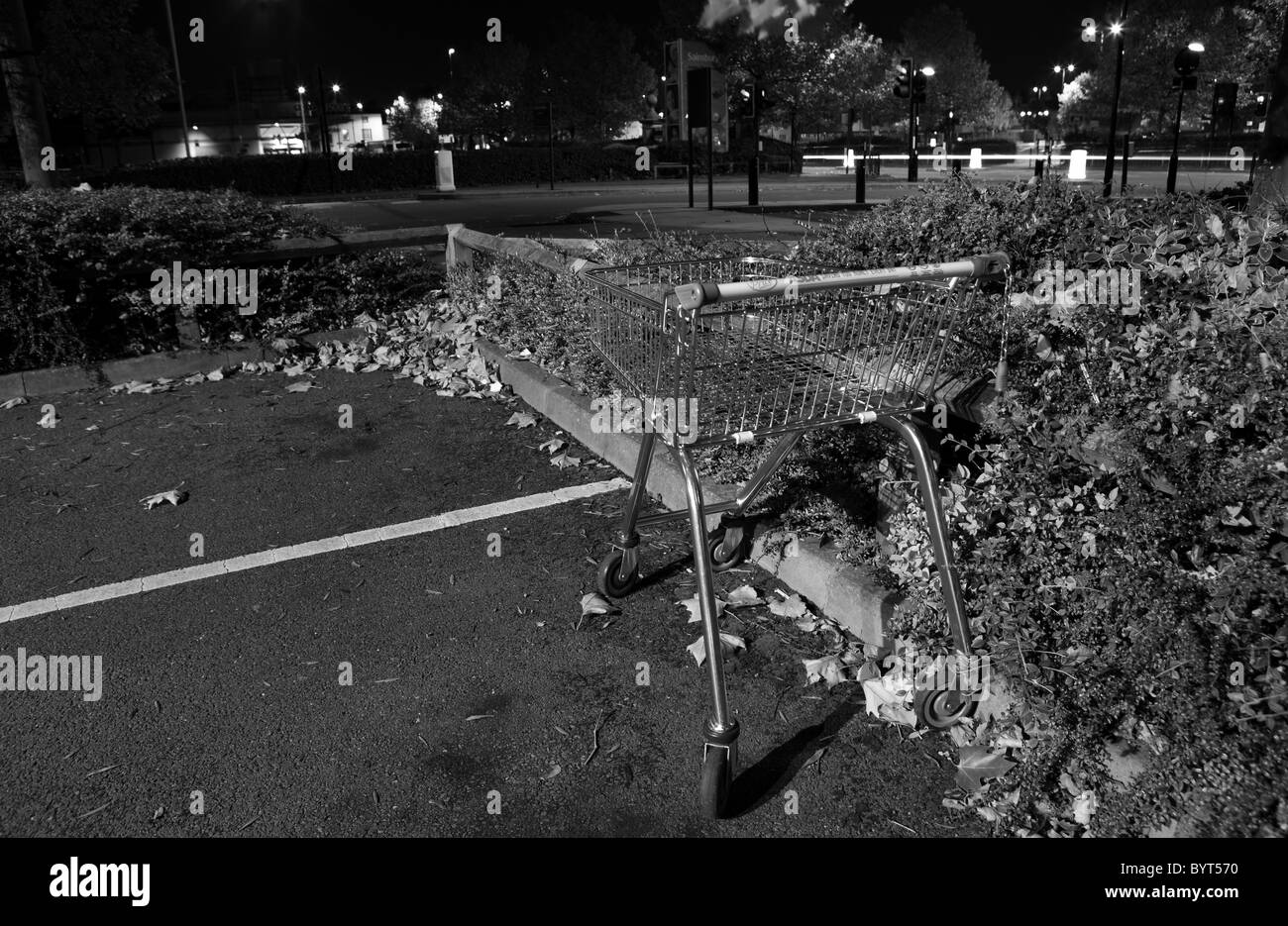 Einkaufswagen, links in die Straße in der Nacht Stockfoto