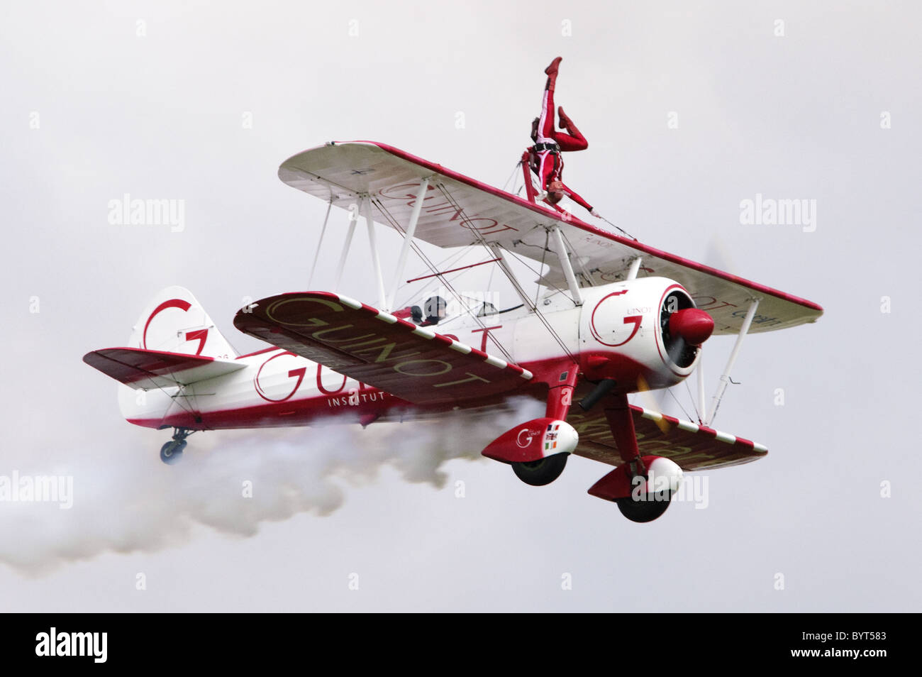 Team Guinot Boeing PT-17 Kaydet Doppeldecker mit Wing Walker bei Duxford Flying Legends Airshow anzeigen Stockfoto