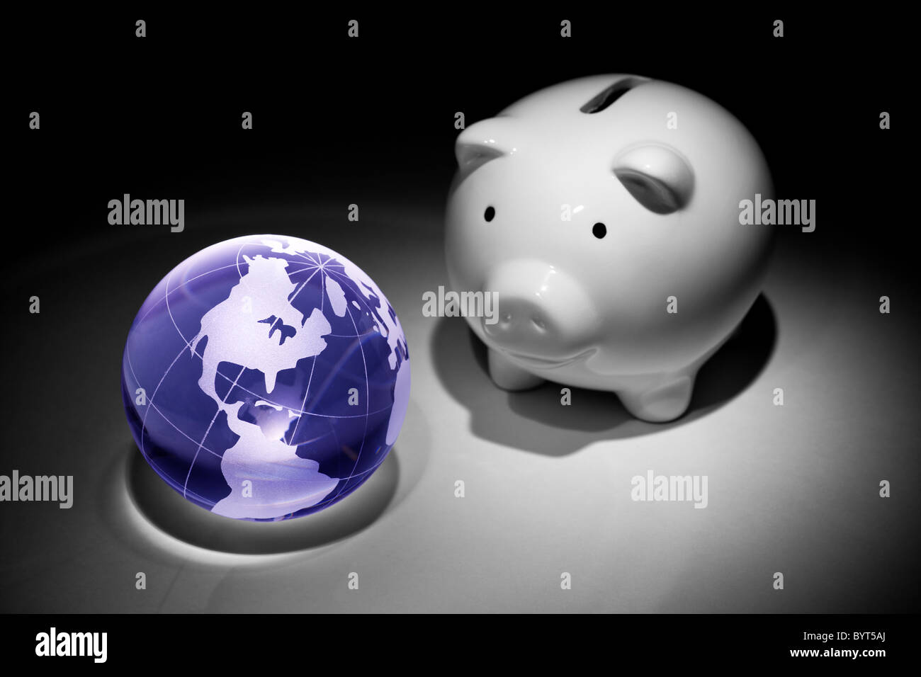 Globus und Sparschwein für Hintergrund Stockfoto