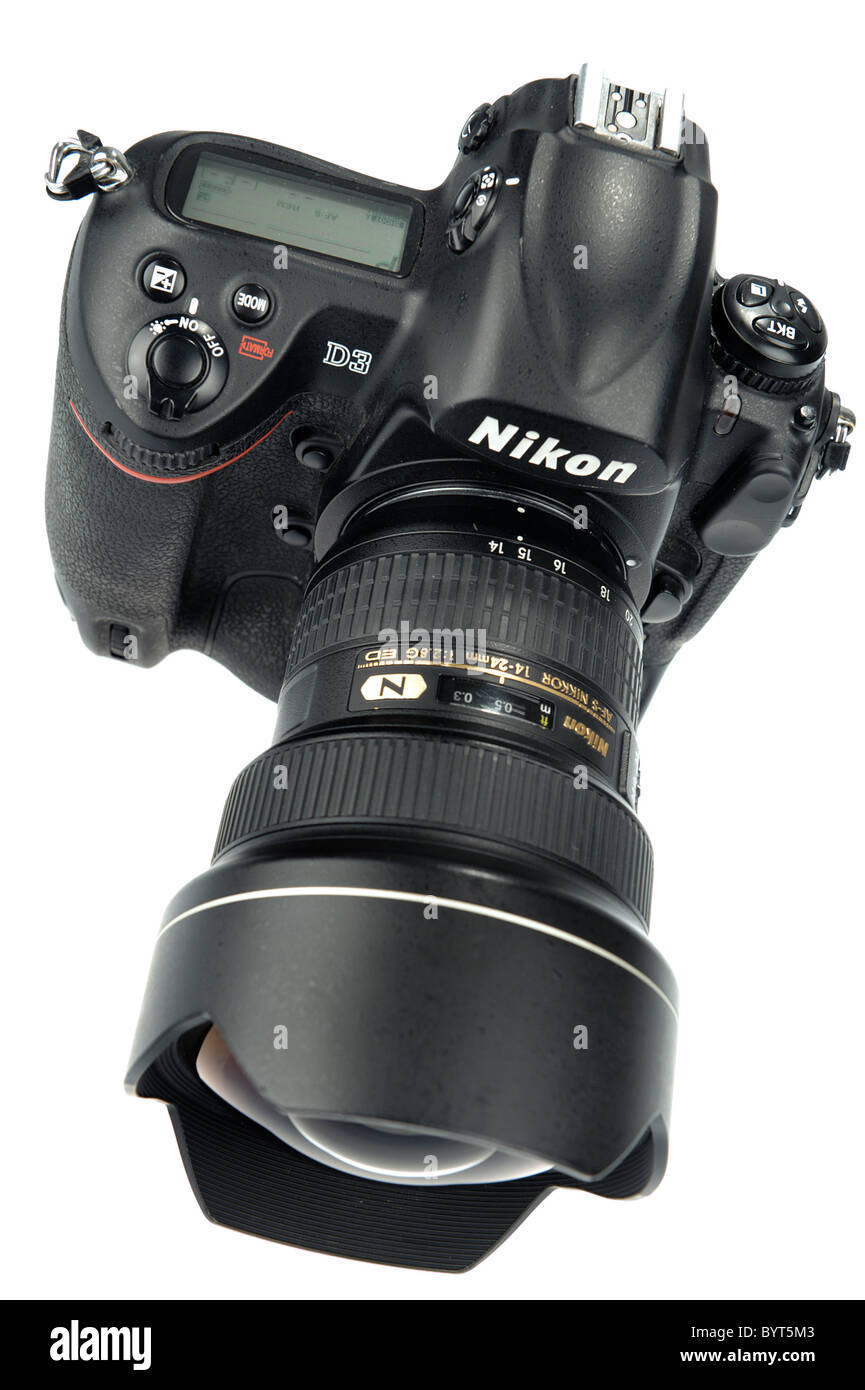 Erhöhte Ansicht einer Nikon D3 Digitalkamera mit Nikkor 14-24mm f/2.8 ultra-Weitwinkel-Objektiv Ausschnitt auf weißem Hintergrund Stockfoto