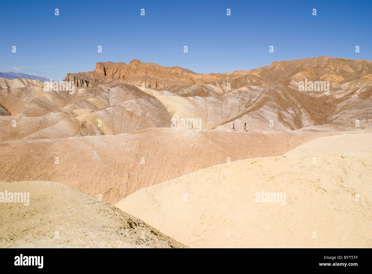 Zwei Wanderer am Zabriskie Point Ödland, Death Valley Nationalpark, Kalifornien Stockfoto