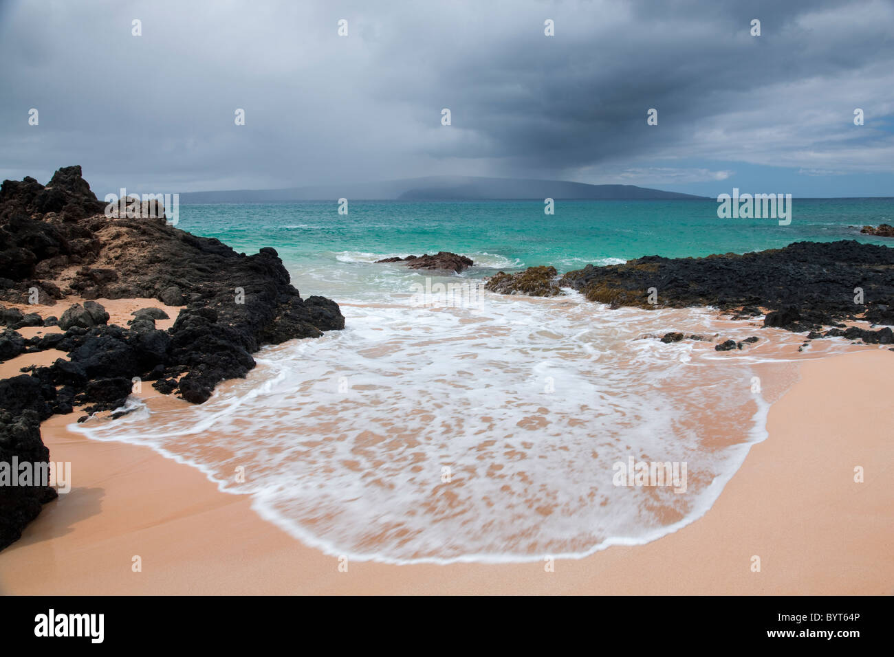 Gewitter mit Regen und Strand von Maui, Hawaii. Stockfoto