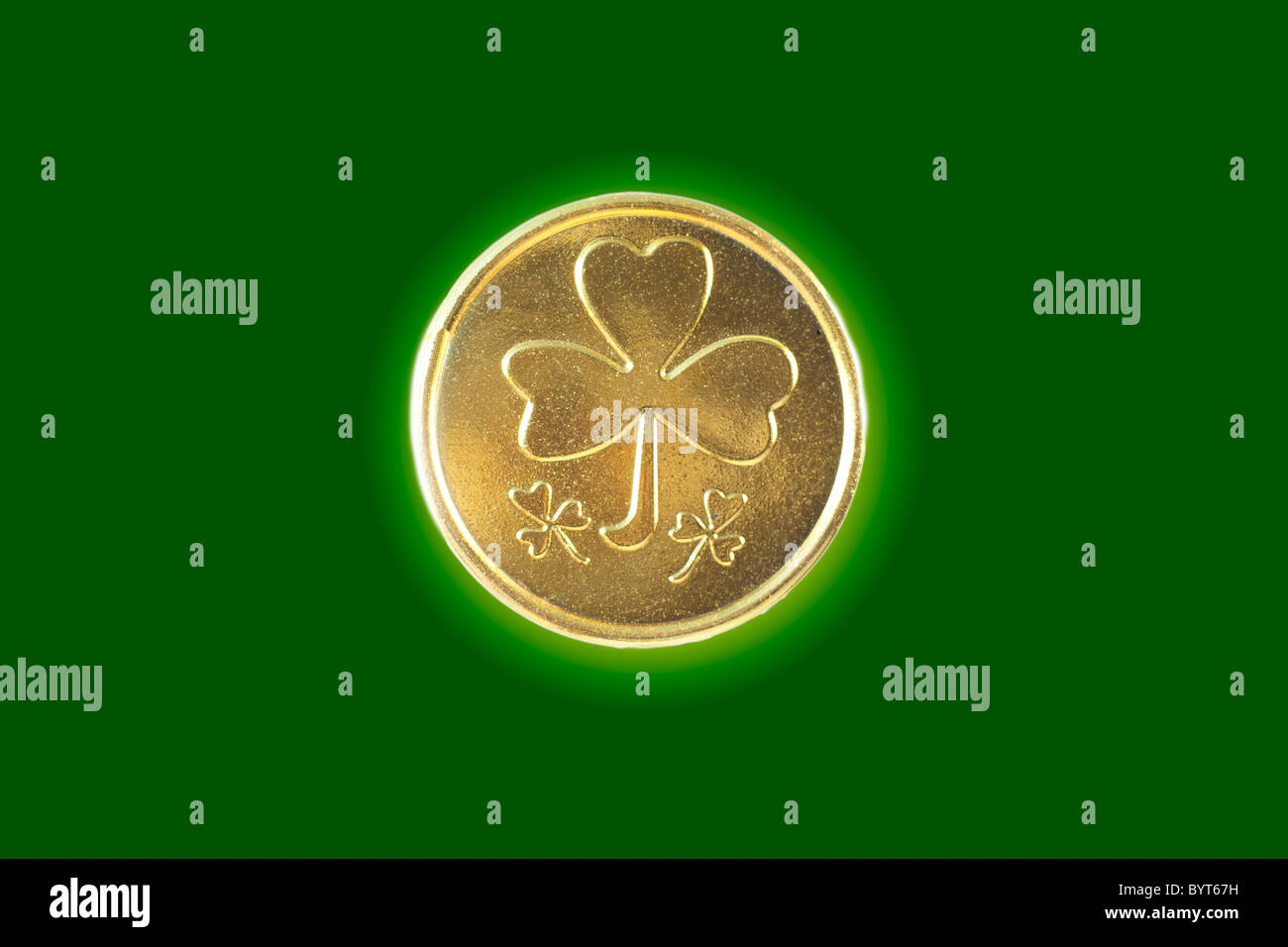 Kleeblatt gold Münze auf einem farbigen Hintergrund Stockfoto