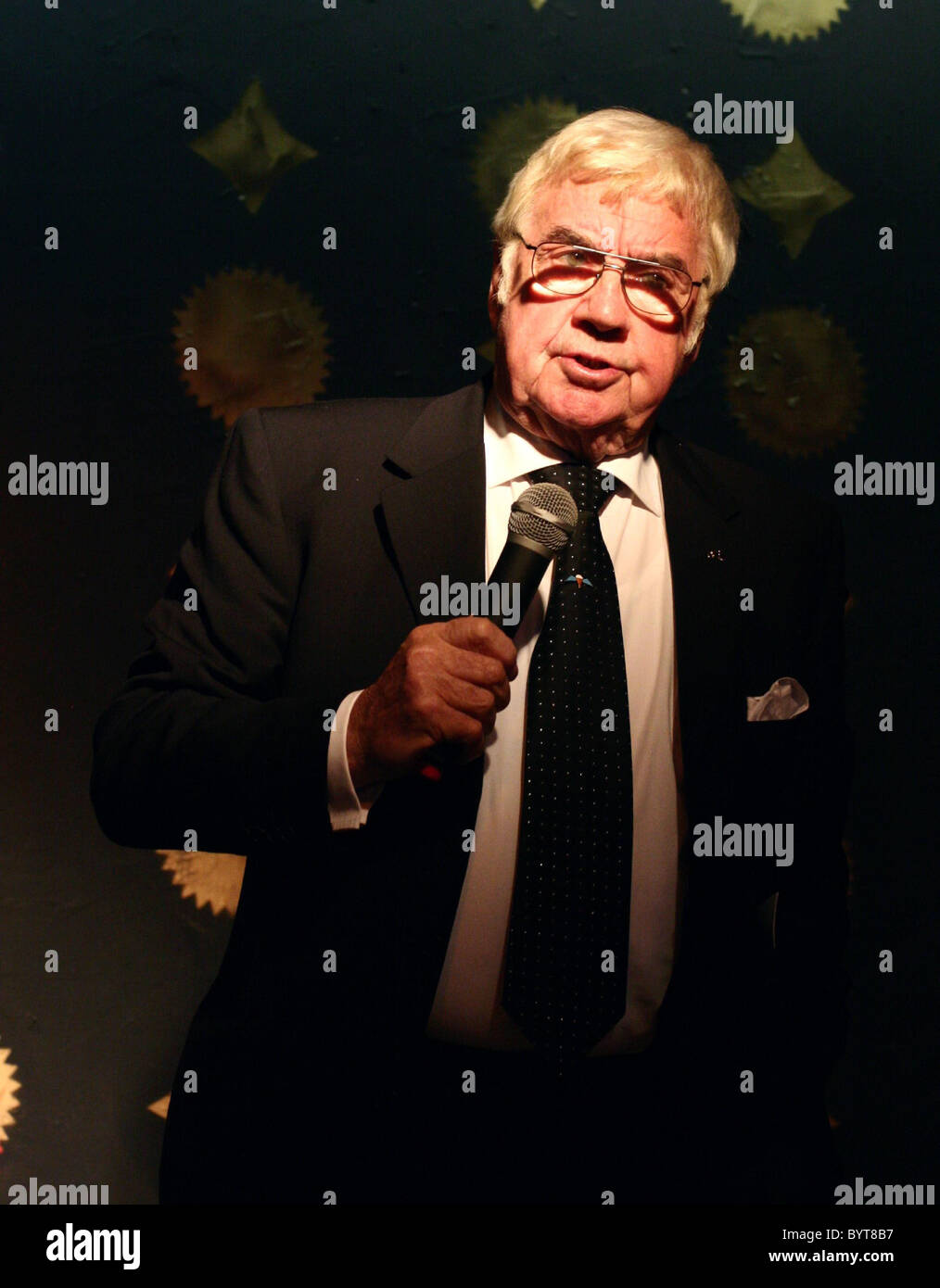 Frank Carson unterhält die Gäste bei Bernards Totenwache gehalten an der Botschaft Club Manchester, England - 26.06.07 Stockfoto