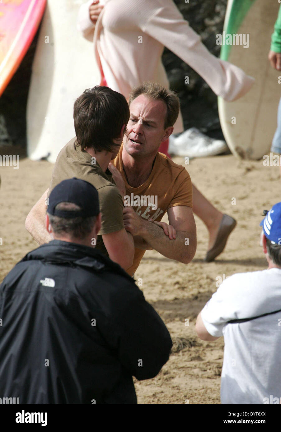 Jason Donovan und Darsteller am Set von einem neuen ITV Seife Oper "Echo Beach". In dieser Szene entfaltet sich das Drama, wenn zwei Stockfoto