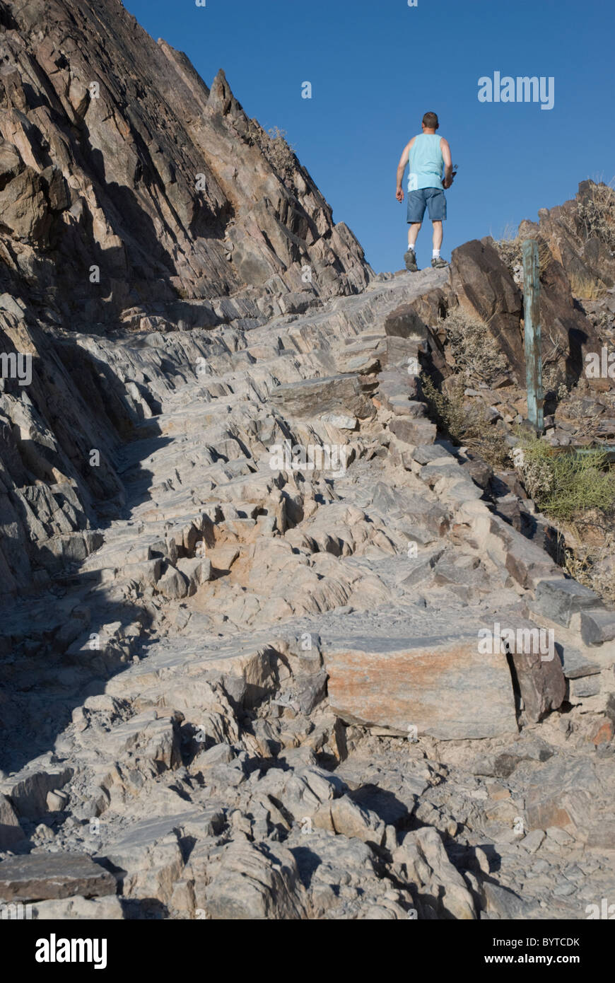 Ein Wanderer auf dem felsigen Gipfelaufbau Trail, Piestewa Peak, ehemals Squaw Peak, ein kommunalen Berg bewahren in Phoenix, Arizona, USA Stockfoto