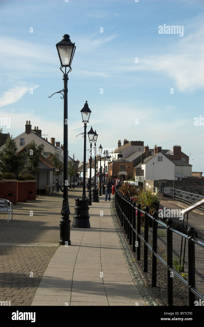Eine Zeile gestaltet von alten Laternenmasten am Meer Stadt von Watchet, Somerset, UK-September 2009 Stockfoto