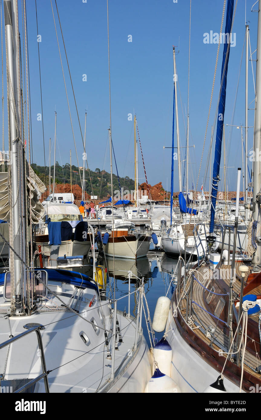 Boote im Hafen von Theoule Sur Mer im Südosten Frankreichs, Departement Alpes-Maritimes Stockfoto