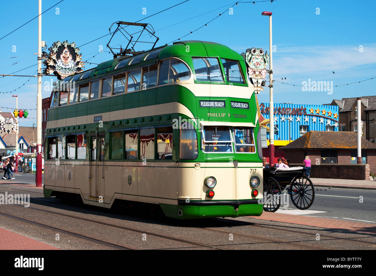 Ein traditionelles Straßenbahn entlang der "goldenen Meile" in Blackpool, England, UK Stockfoto