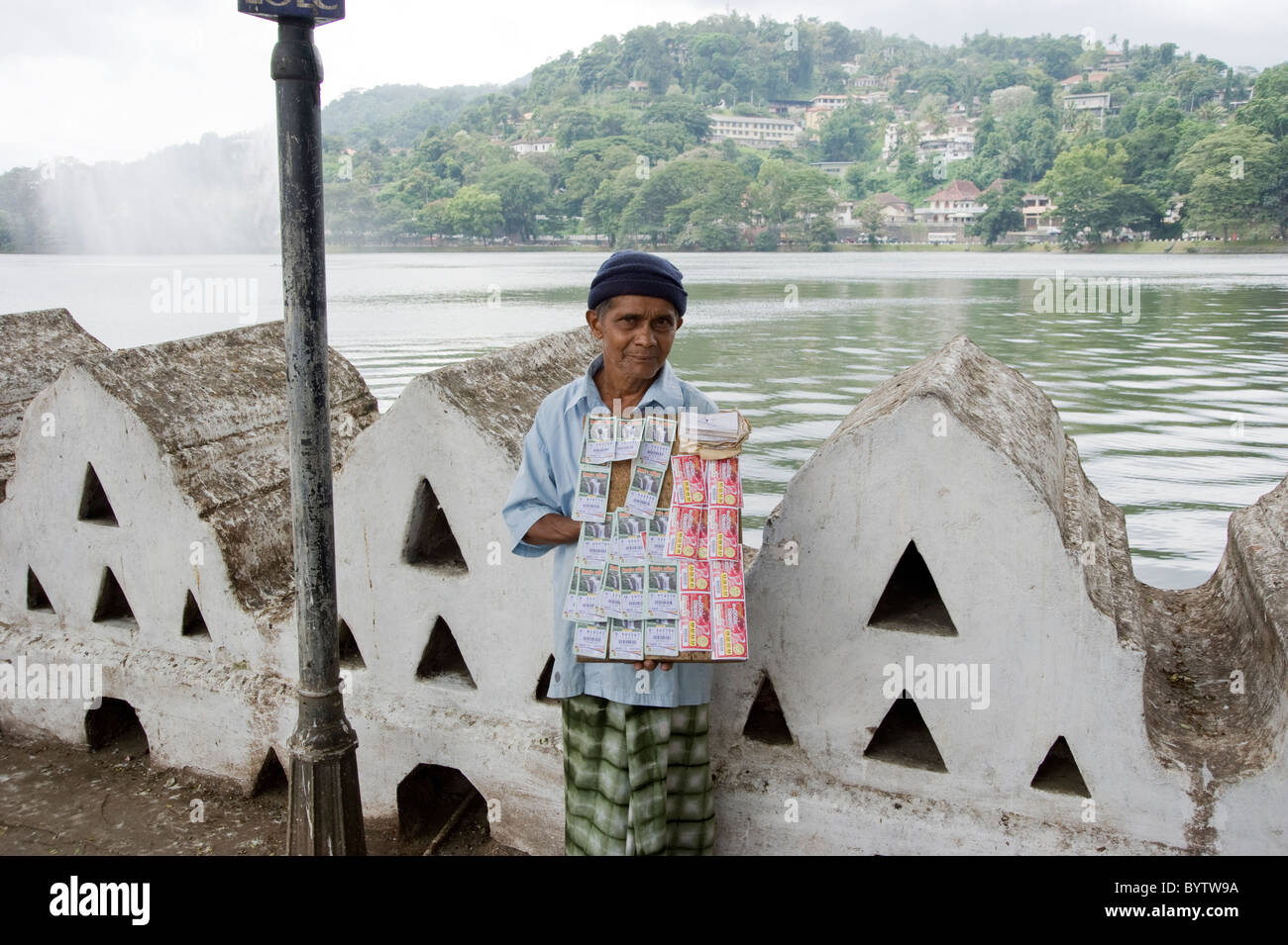 asiatische Lotterie Ticketverkäufer in Kandy Sri Lanka Stockfoto