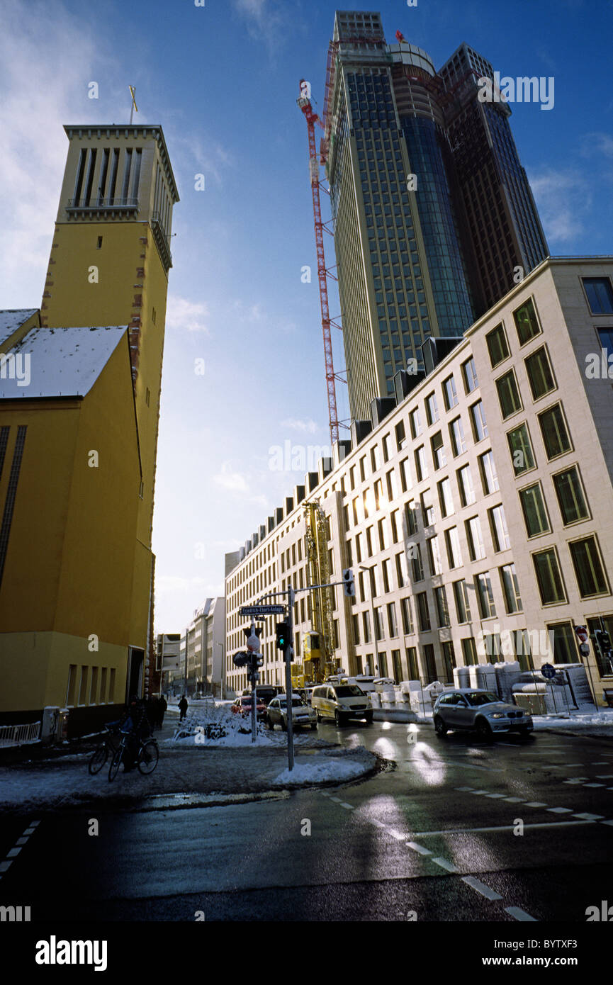 Matthäuskirche (St. Matthäus Kirche) und Hochtief-Hochhaus-Projekt Tower 185 in der deutschen Stadt Frankfurt. Stockfoto