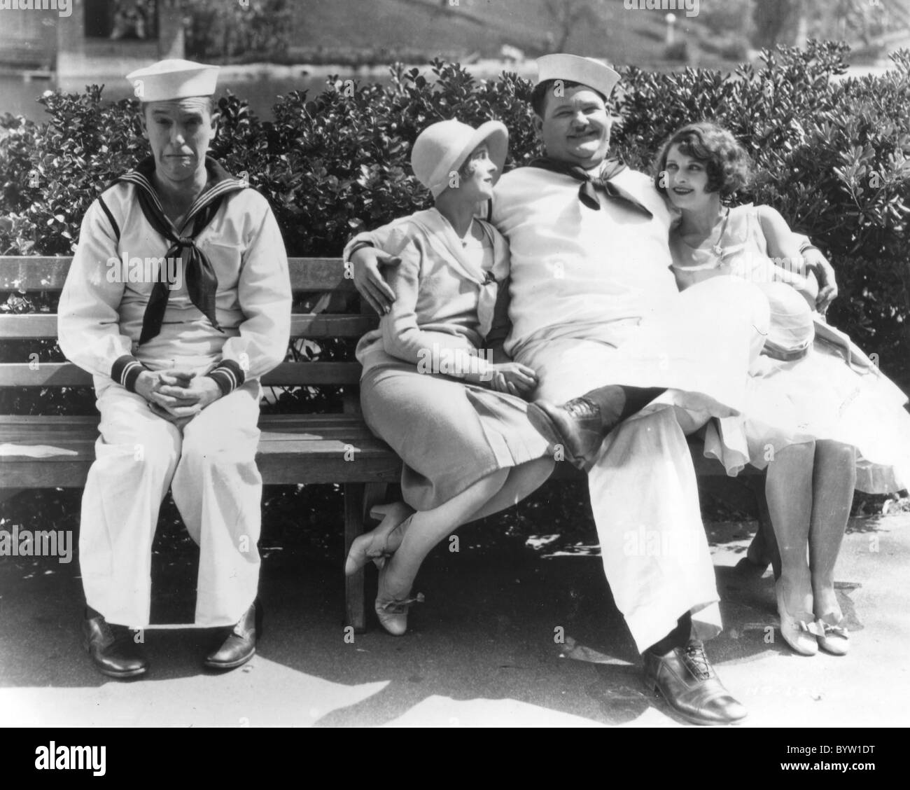 Männer O'WAR 1929 Hal Roach/MGM Film mit aus l: Stan Laurel, Oliver Hardy, Gloria Greer und Anne Cornwall Stockfoto