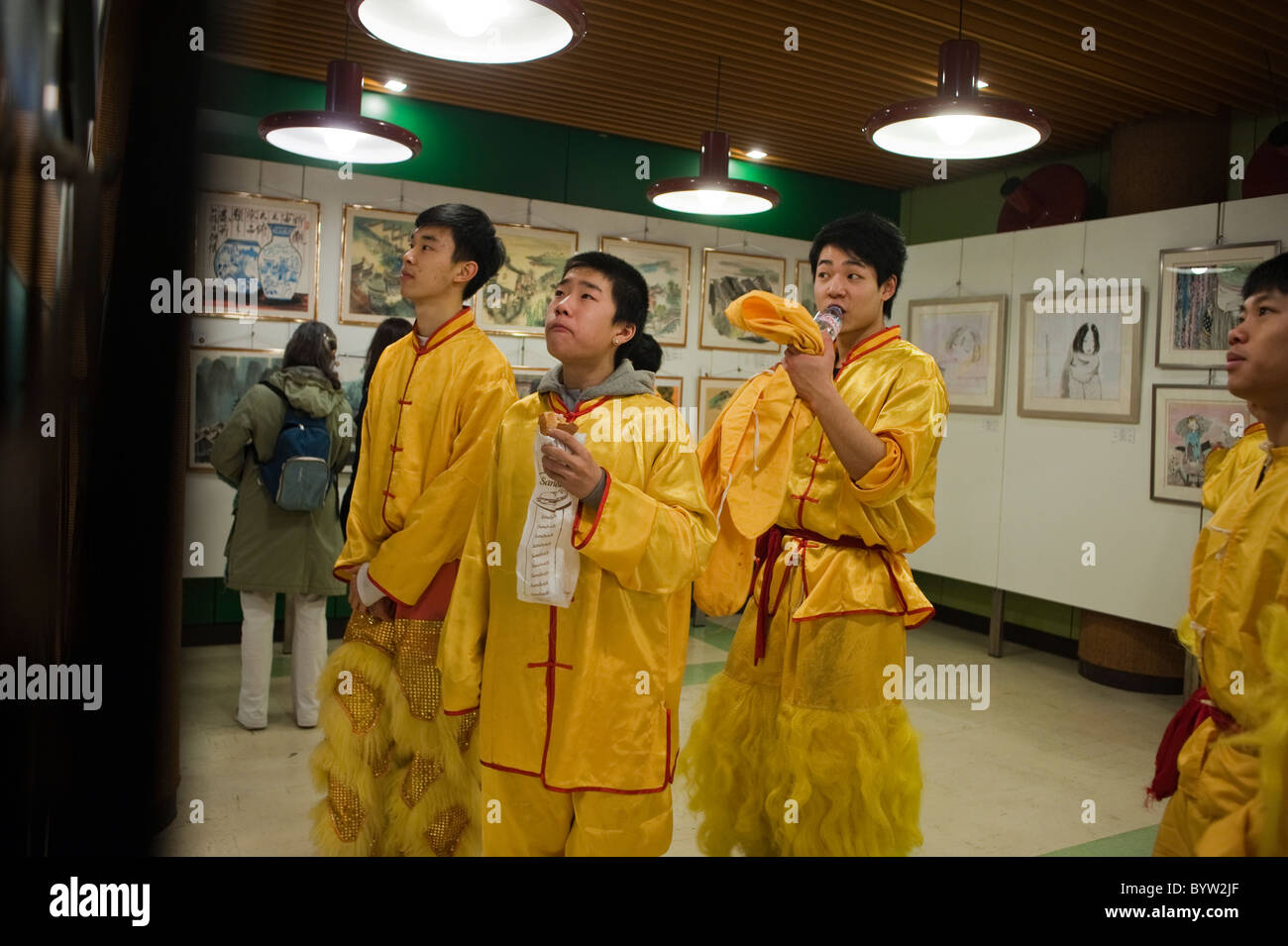 Paris, Frankreich, Belleville Chinatown, Gruppe Asiatische Teenager in Seidenkostümen Besuch der Asian Arts Gallery, Chinese New Years, Chinese Teenagers Stockfoto