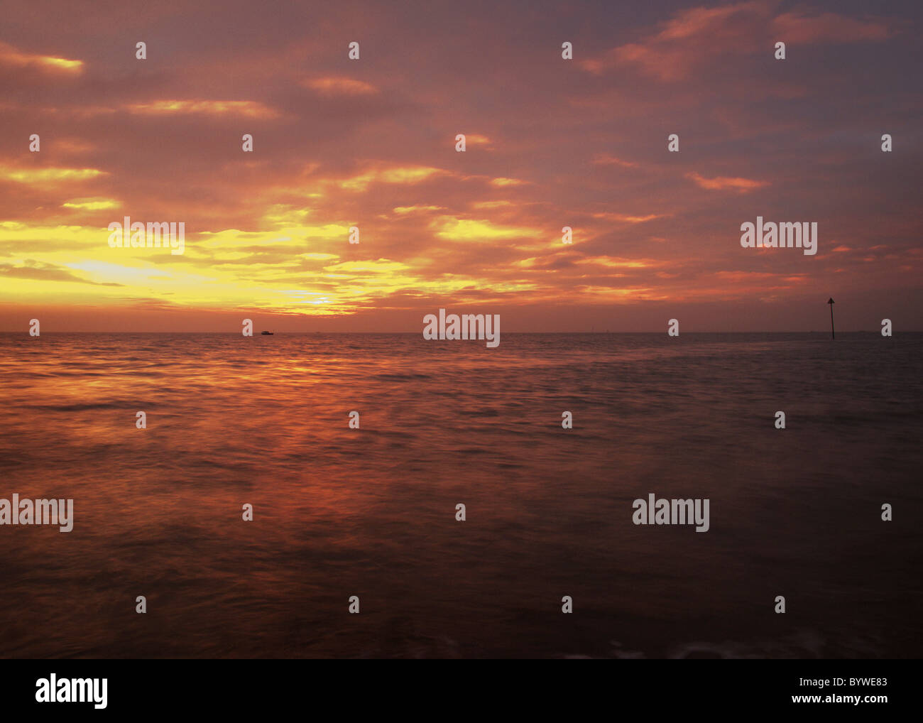 Landschaftsbild des südlichen Ende am Meer in Essex England bei Sonnenuntergang während der Winterzeit. Stockfoto