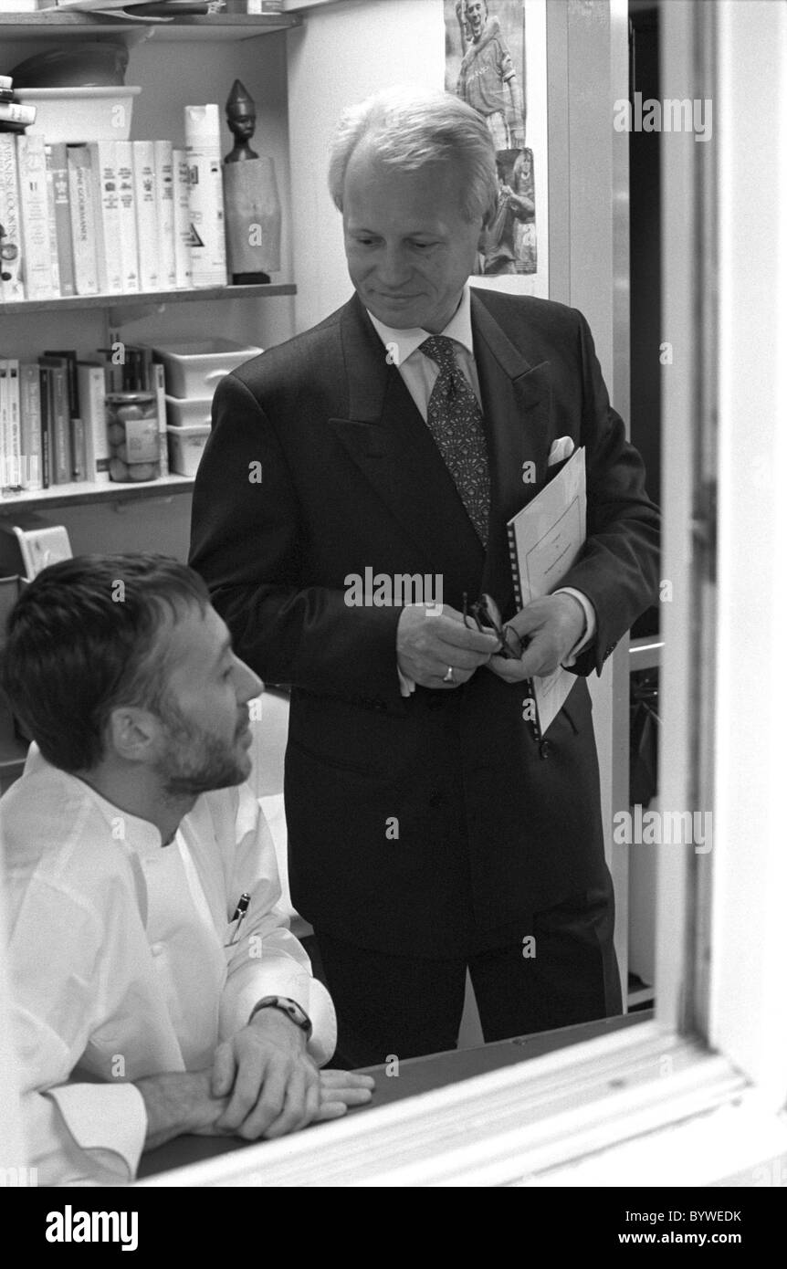Michel Roux in seinem Büro in le Gavroche im Gespräch mit Silvano Giraldin Stockfoto