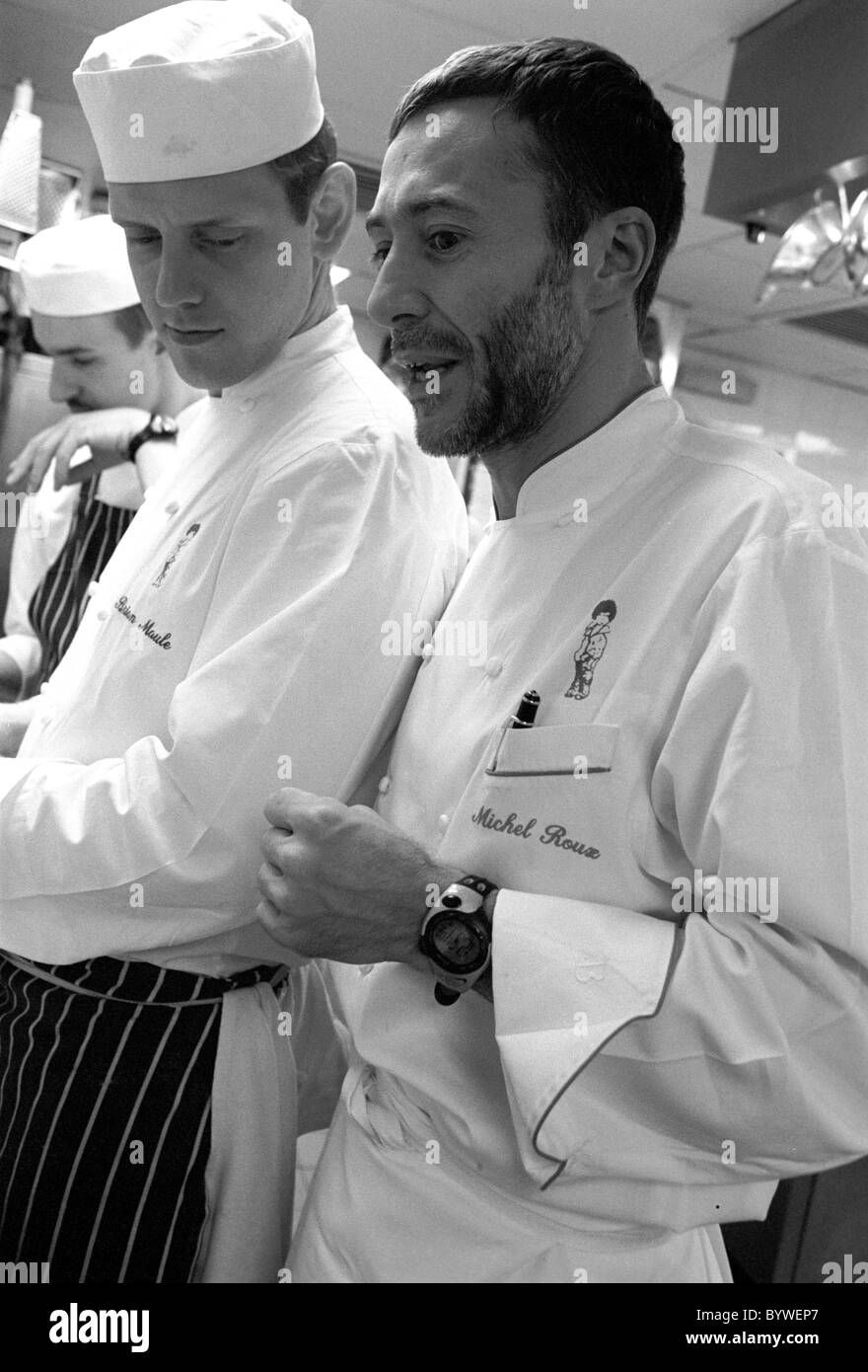 Küchenchef Michel Roux Jr. bei Le Gavroche geben Anweisungen an seinem Sous-chef Stockfoto