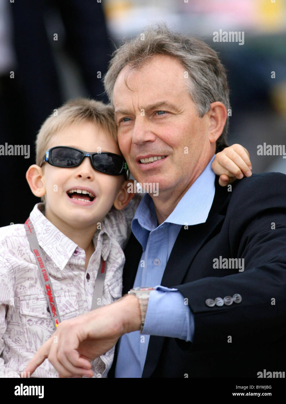 Tony Blair suchen Sie entspannt, wie er die jährliche Red Bull Air Race 2007 von The High Flyer Lounge mit seinem Sohn Leo Blair Uhren, Stockfoto