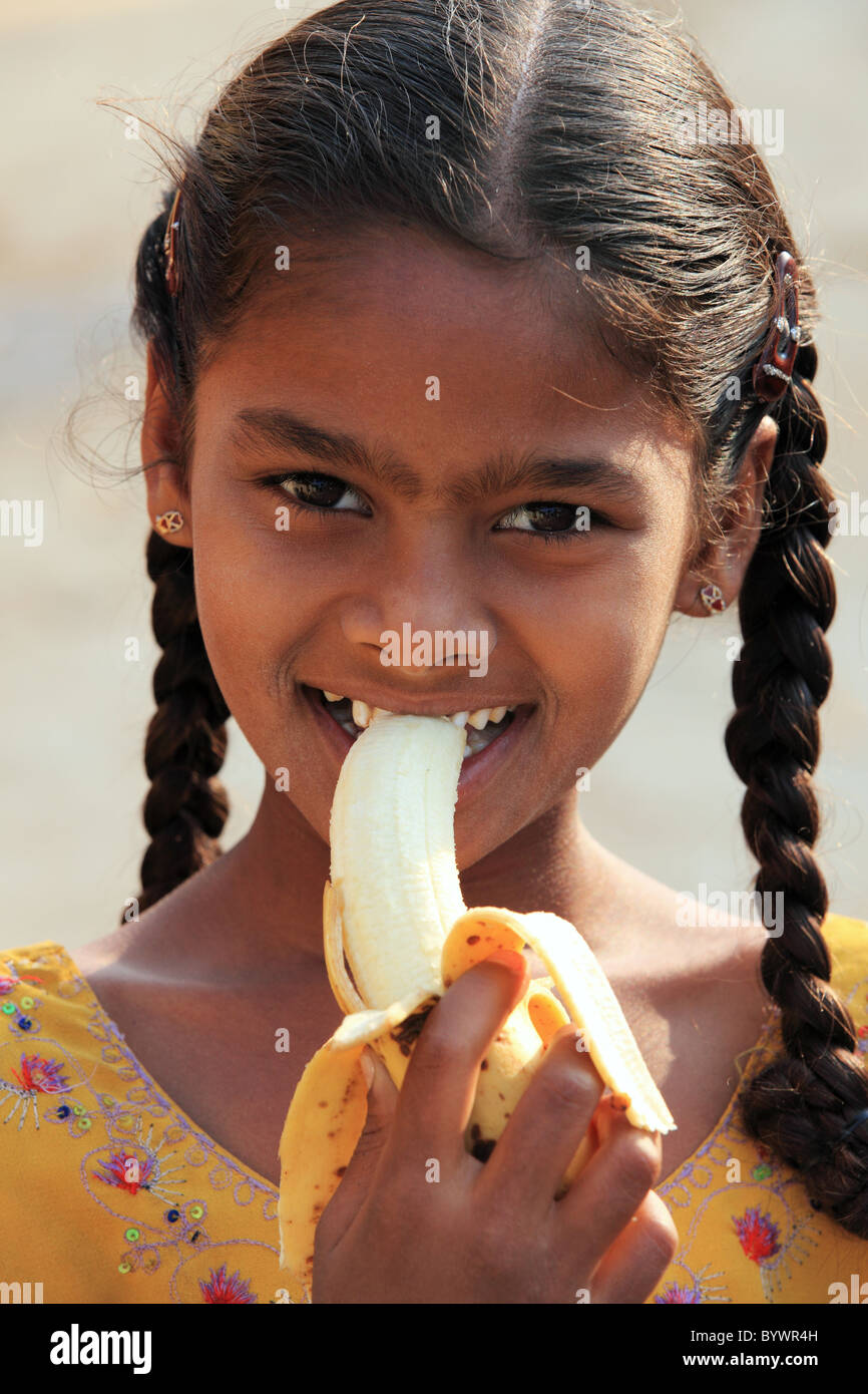 Mädchen, Essen eine Banane Andhra Pradesh in Indien Stockfoto