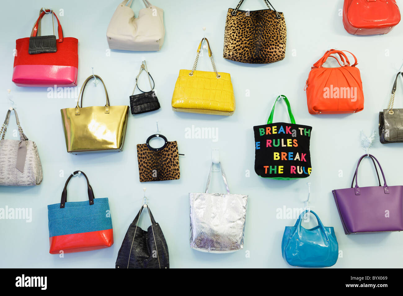 Eine Wand in der Pop-up-Kate Spade Handtaschen speichern in Covent Garden, London, England Stockfoto
