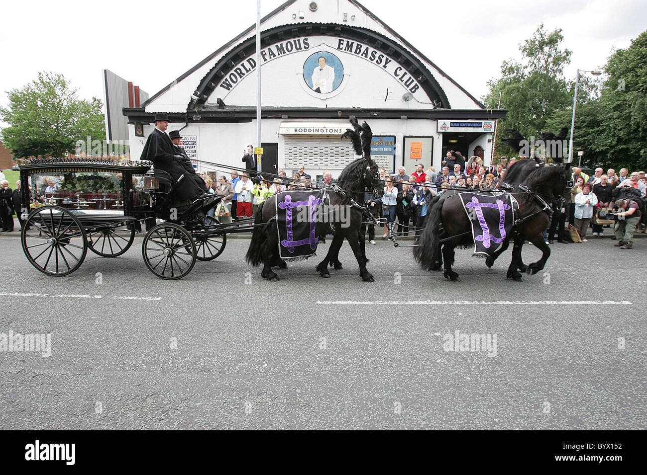 Bernard Manning Trauerzug führt die Botschaft-Verein wo der späten politisch unkorrekte Komiker sein Handwerk gefertigt Stockfoto
