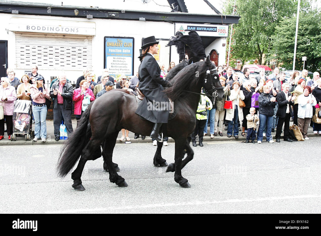 Bernard Manning Trauerzug führt die Botschaft-Verein wo der späten politisch unkorrekte Komiker sein Handwerk gefertigt Stockfoto