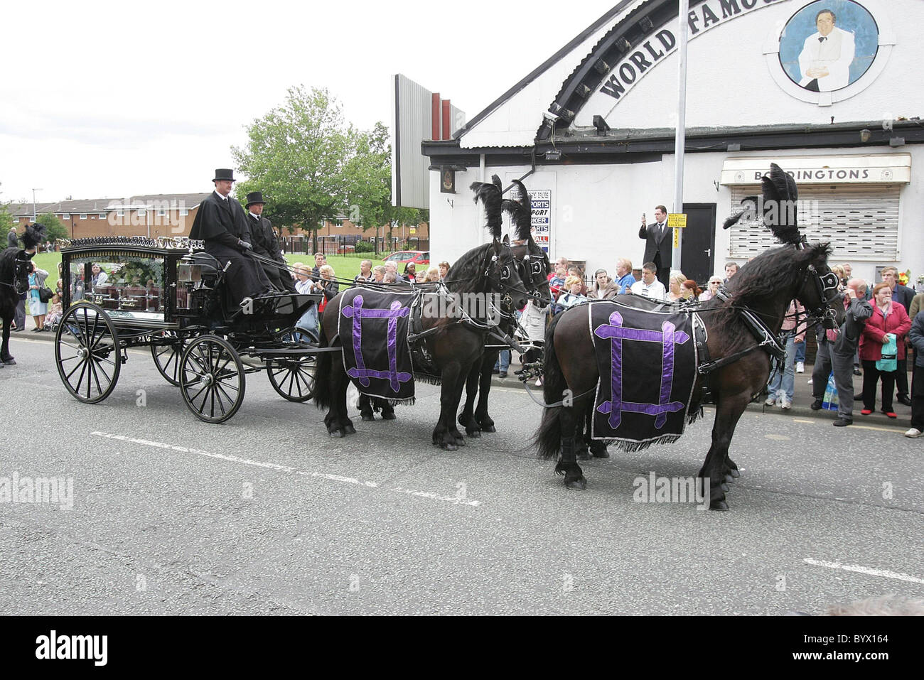 Bernard Manning Trauerzug führt die Botschaft-Verein wo der späten politisch unkorrekte Komiker sein Handwerk gefertigt Stockfoto