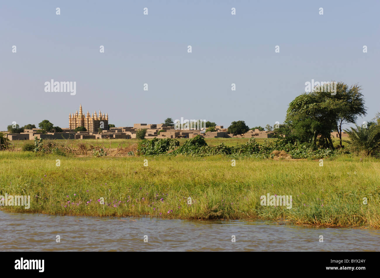 Dorf von Saba mit einer beeindruckenden Lehm erbauten Moschee am Ufer der "Niger-Binnendelta". Mali Stockfoto
