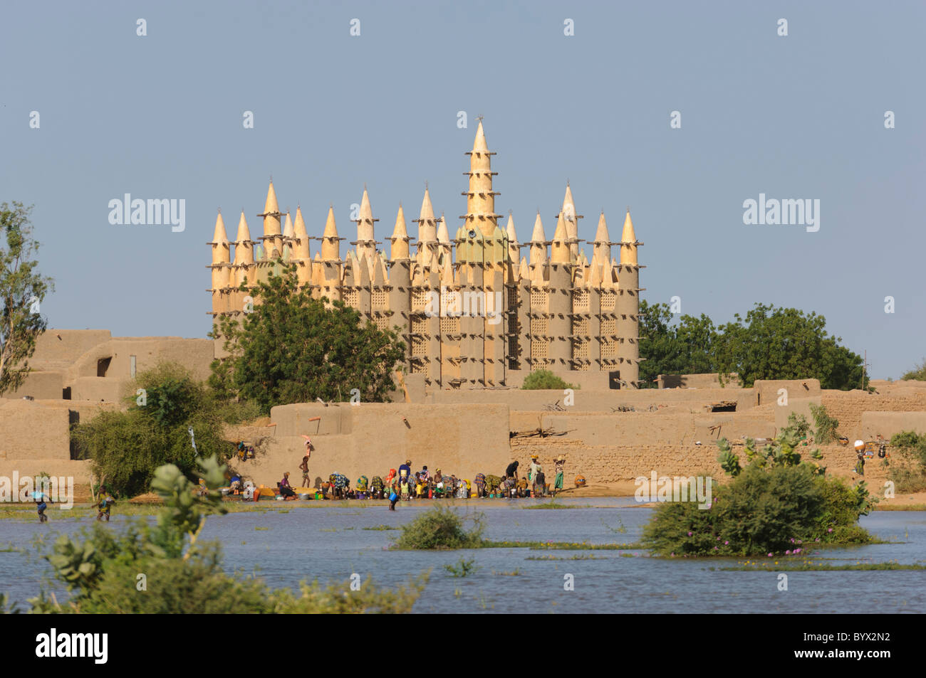 Dorfbewohner vor den beeindruckenden Schlamm erbauten Moschee des Dorfes Saba an den Ufern der "Niger-Binnendelta". Mali Stockfoto