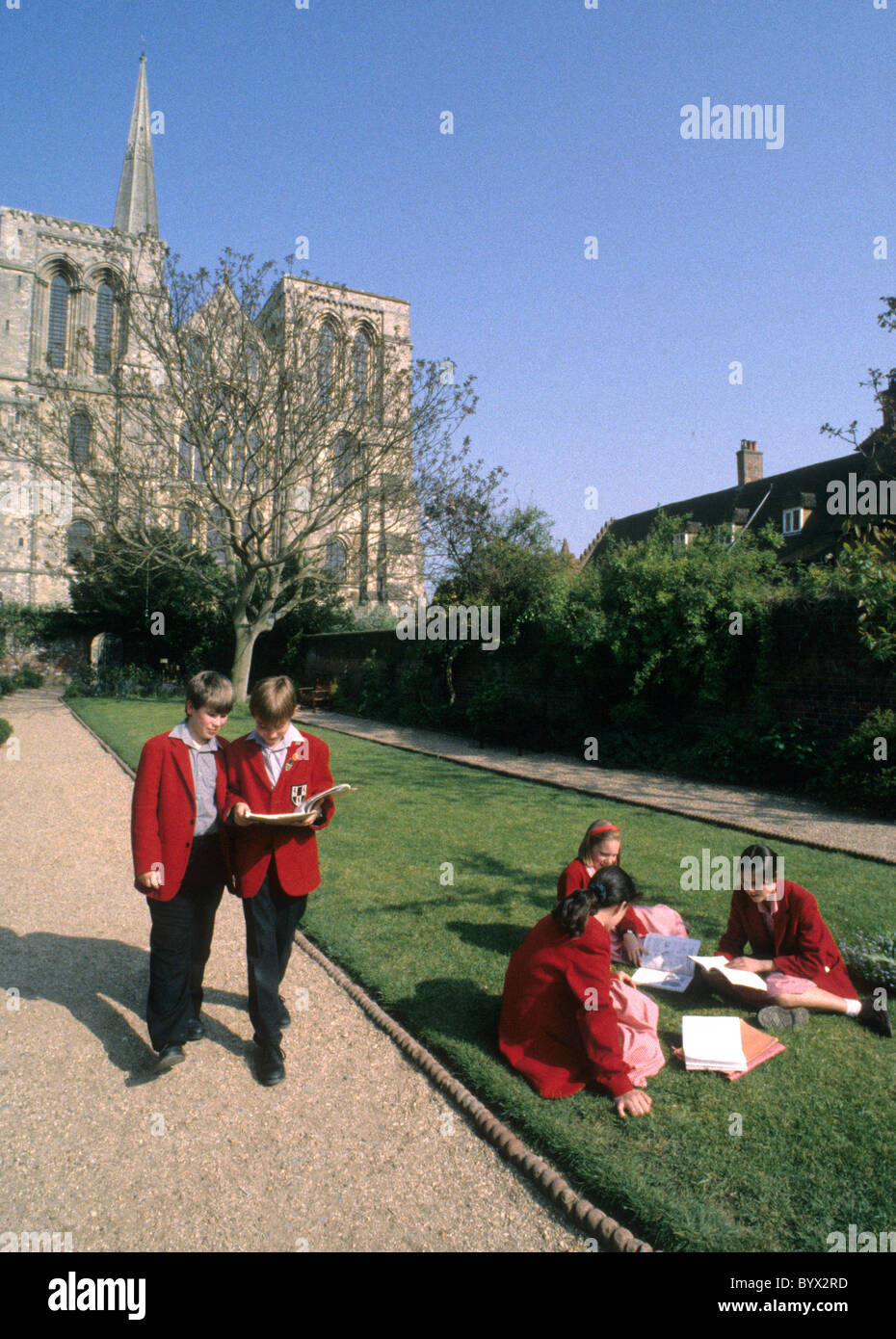 Kinder von Chichester Prebendal Schule in den Bezirken der Kathedrale Stockfoto