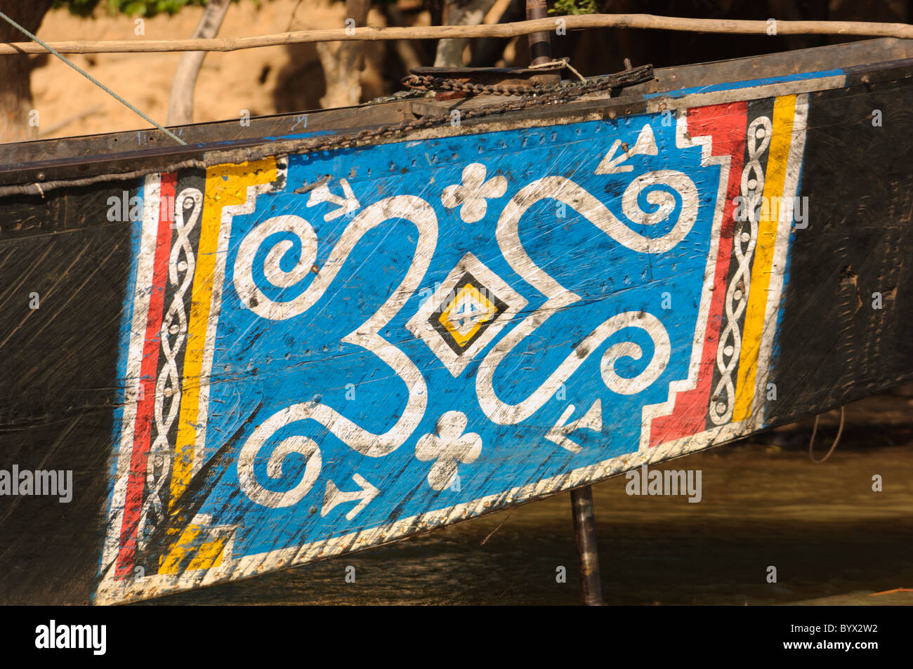 Bunten traditionellen Design an der Seite einer Pinasse. Mali Stockfoto