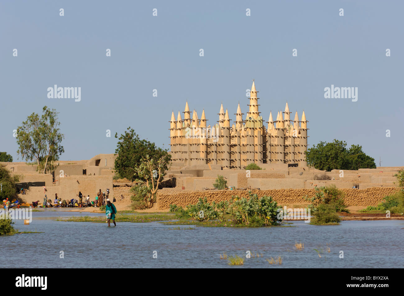 Dorfbewohner vor den beeindruckenden Schlamm erbauten Moschee des Dorfes Saba an den Ufern der "Niger-Binnendelta". Mali Stockfoto