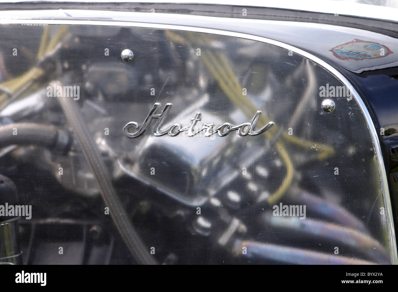 SCHOTT-Firewall mit Hotrod Abzeichen Stockfoto