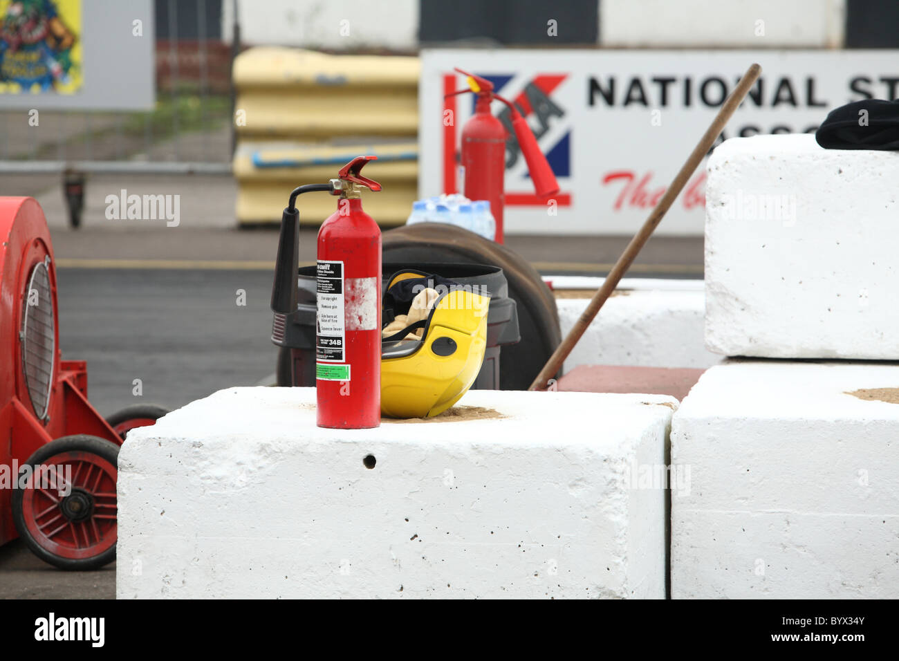 Feuerlöscher auf Rennen Startlinie Stockfoto