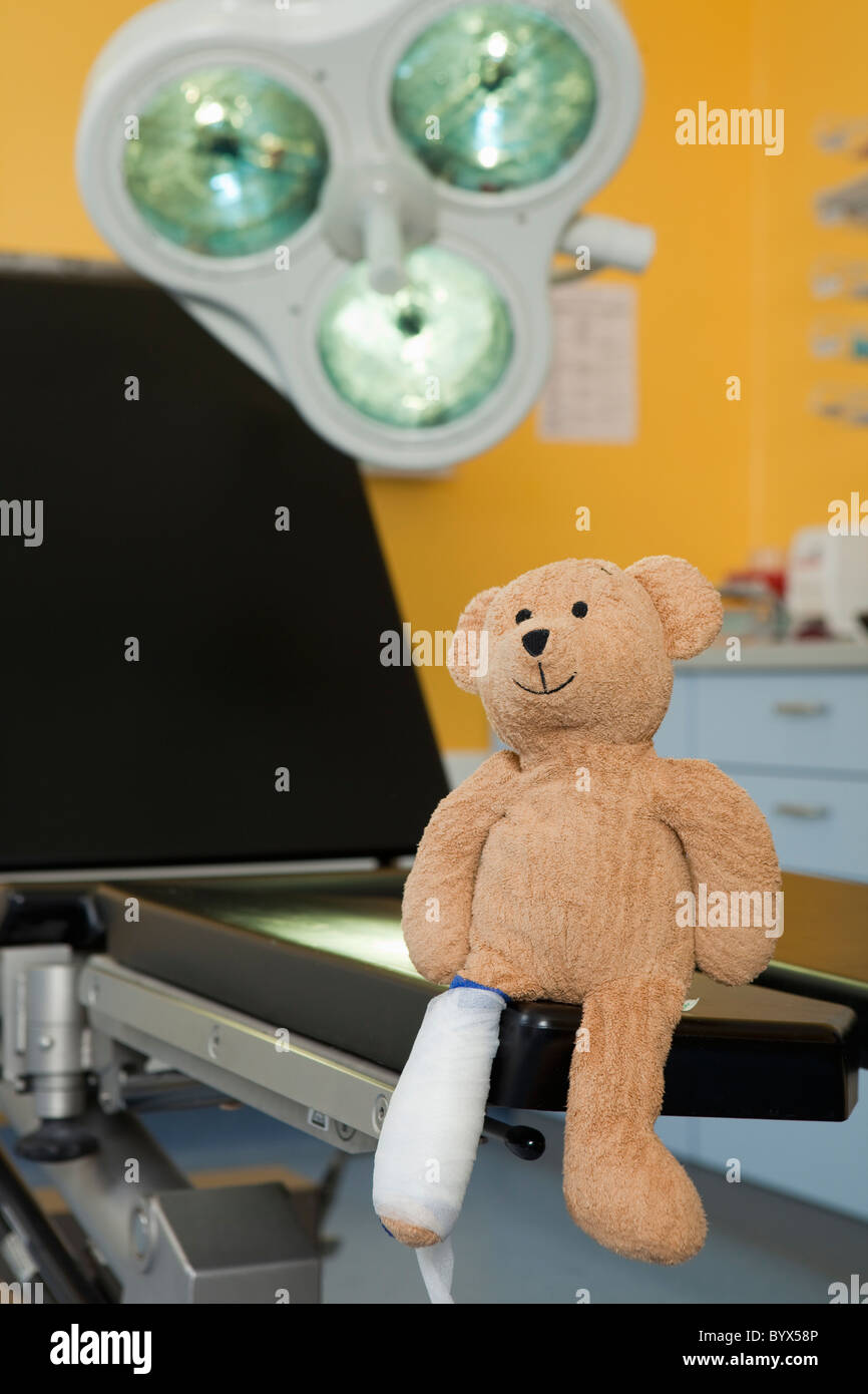 Teddybär mit Dressing auf Sofa Stockfoto