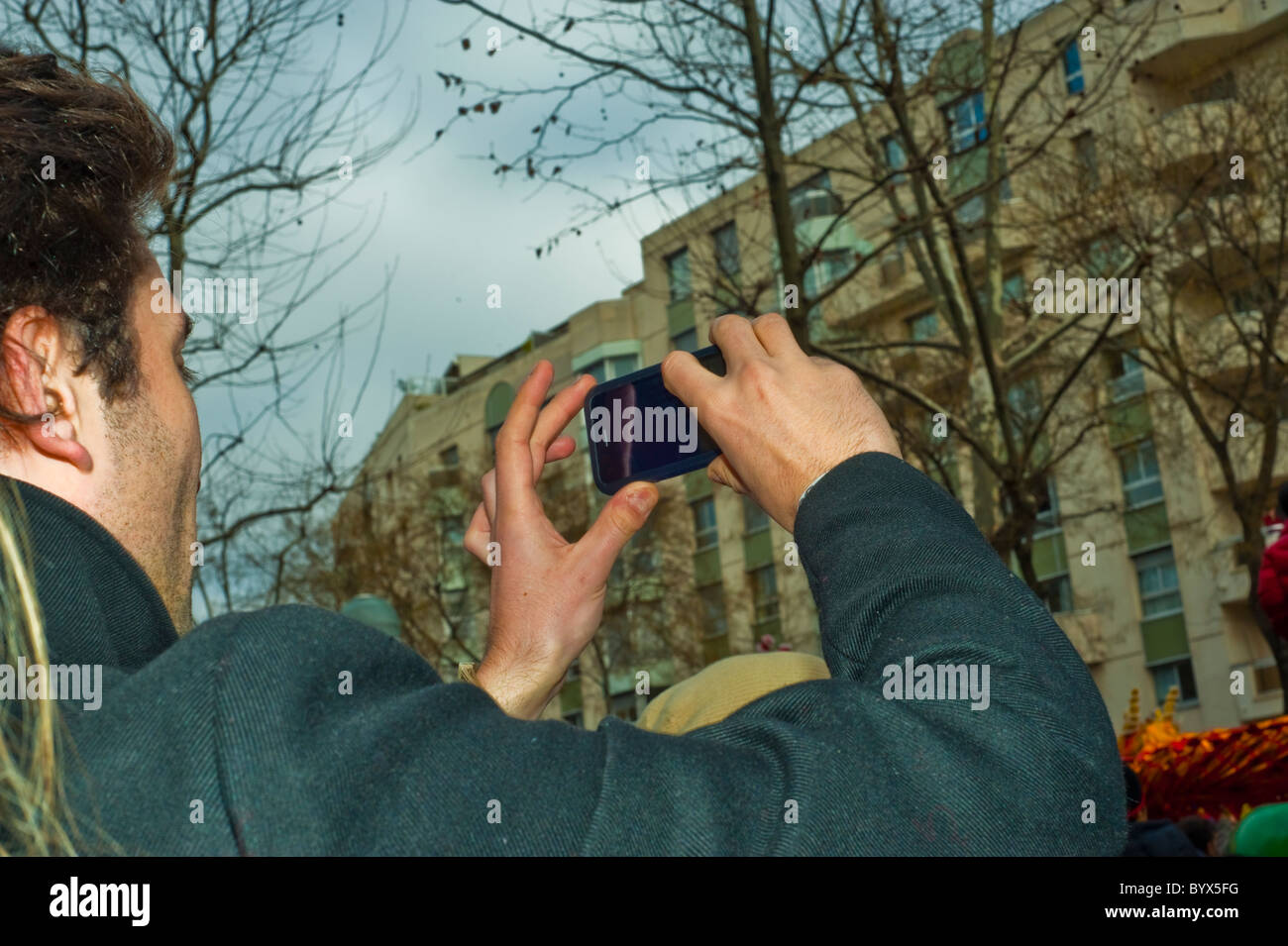 Paris, France, Street Scenes, Belleville Chinatown, man Phones Taking Photos with Smart Phone, at "Chinese New Year" Parade, france mobile phones Stockfoto