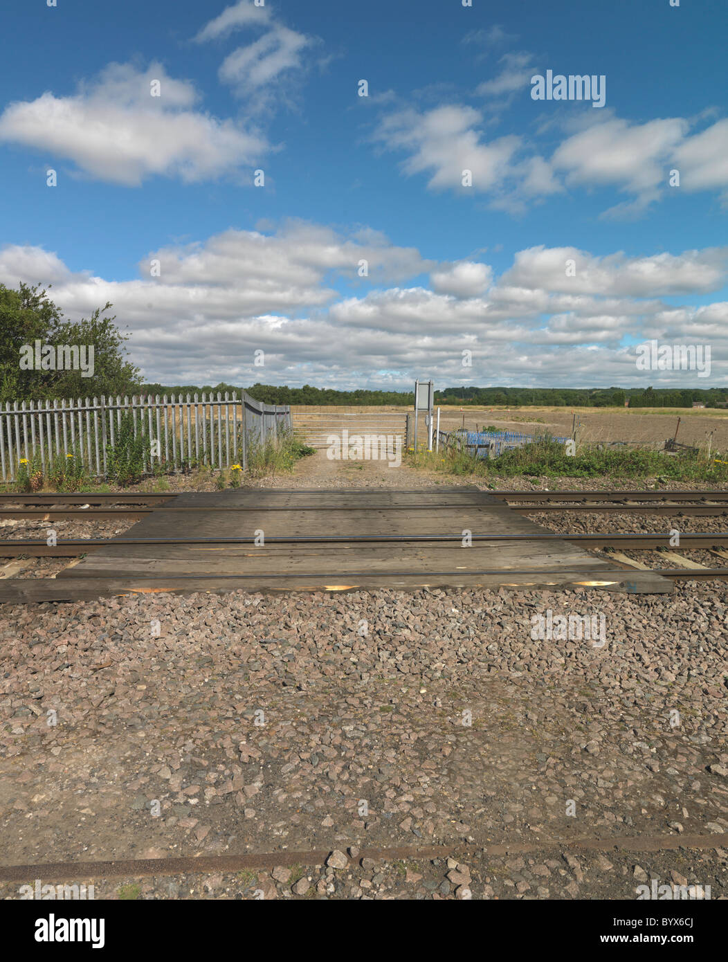 Blick über ländliche Bahnübergang Stockfoto