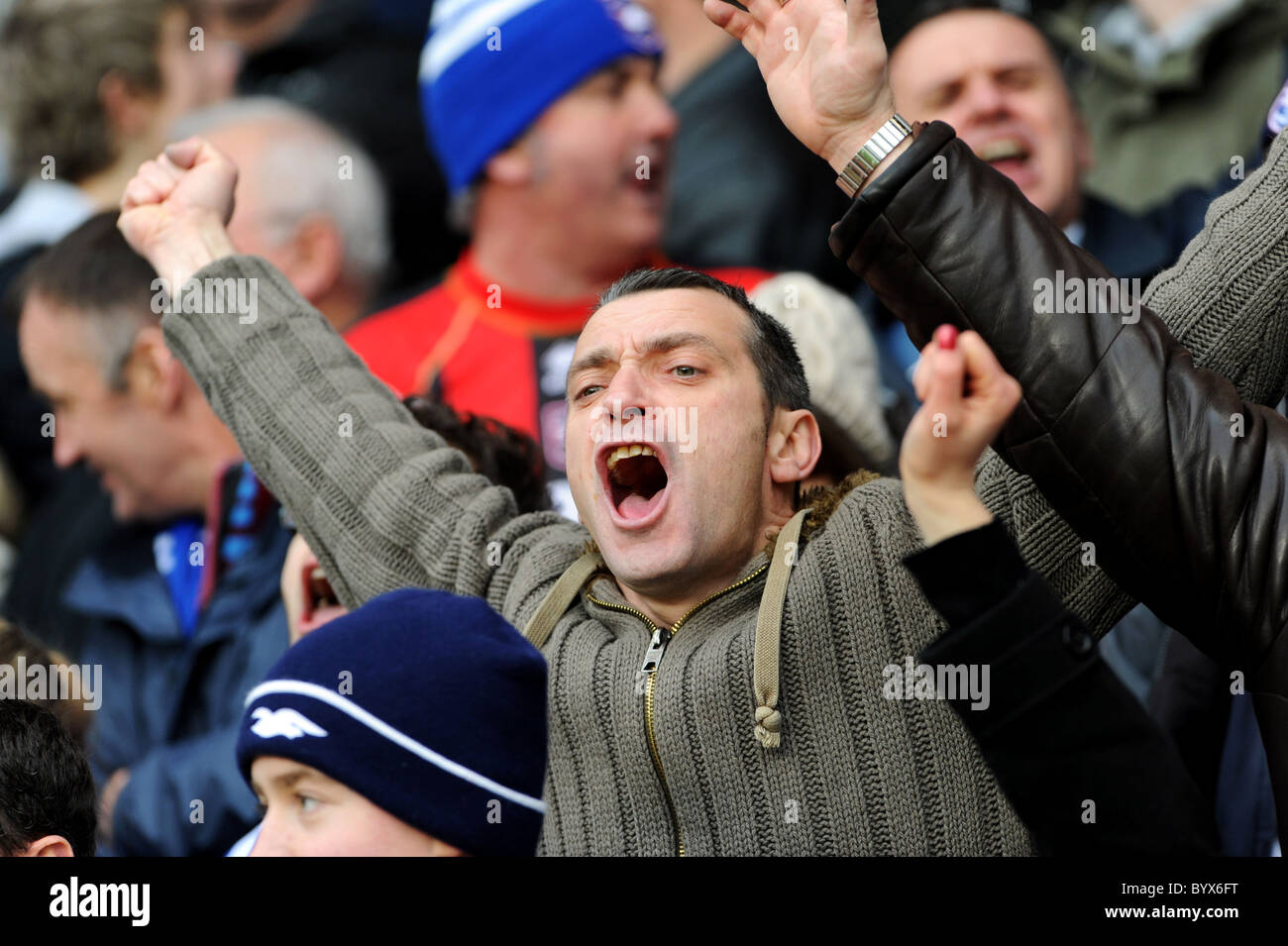 Brighton-Fußball-Fans feuerten ihr Team bei Aston Villa Stockfoto