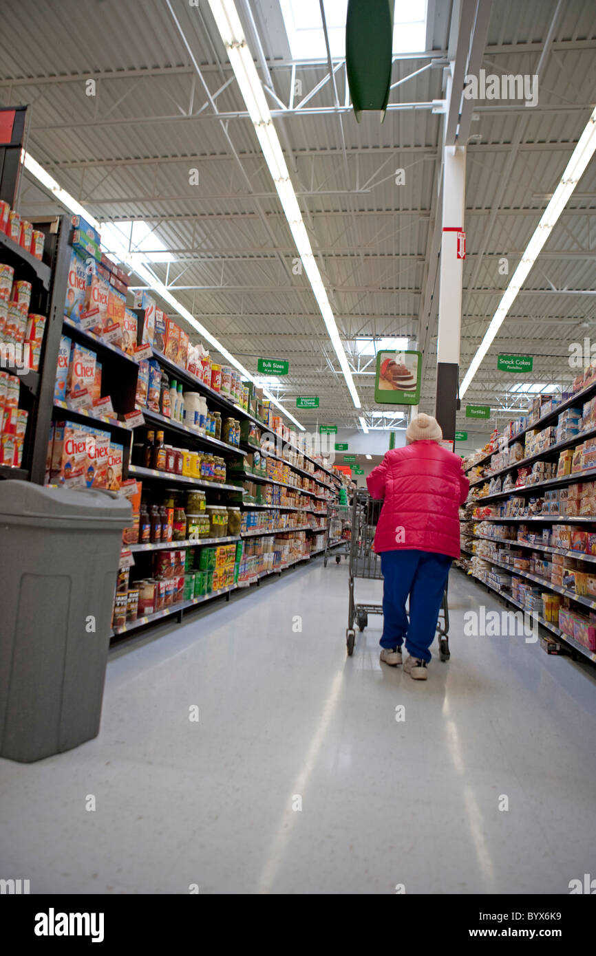 Frau trägt eine rote Jacke, Einkaufen, USA Stockfoto