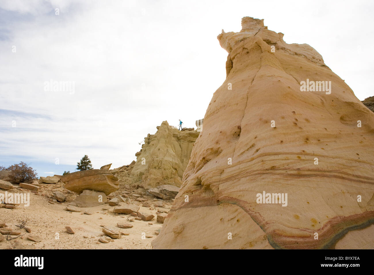 Kind klettert an die Spitze des Felsens Zelt. New Mexico, USA Stockfoto